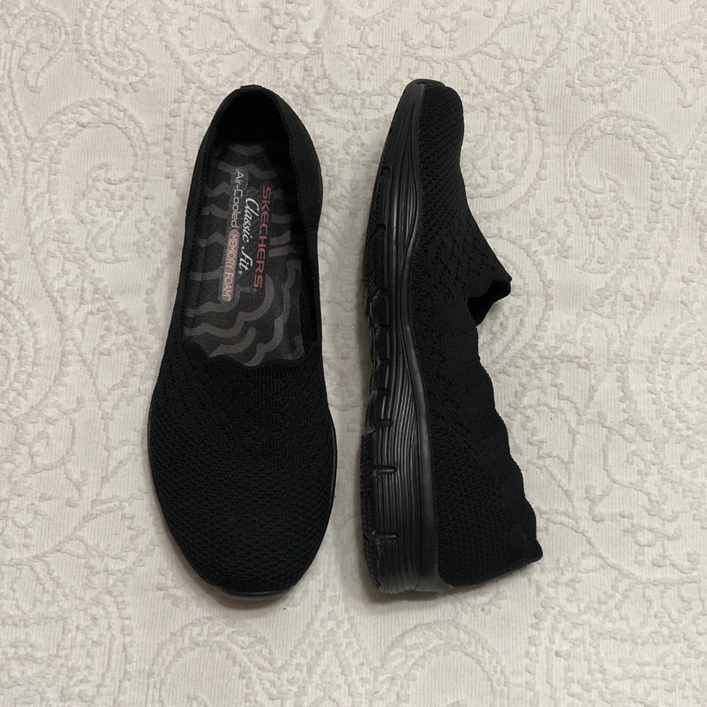 Size 8M Women's Black Slip-On Knit Loafers Sneakers